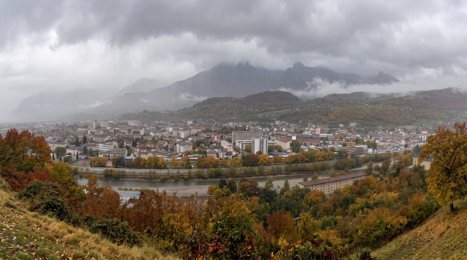 Albertville im Regen, tiefe Wolken über den Bergen