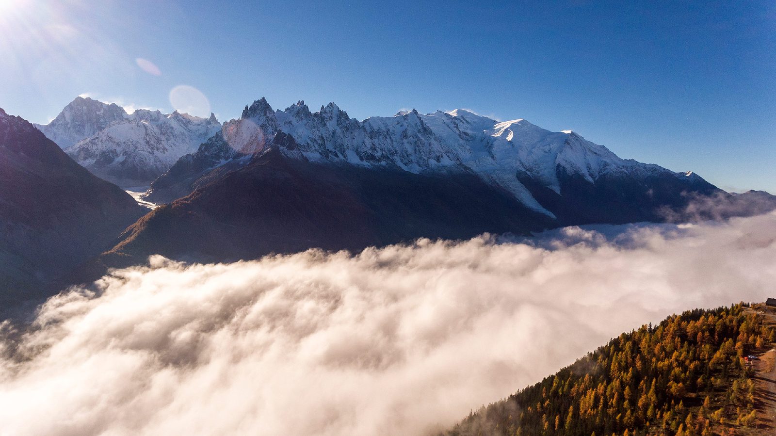 Sommets enneigés au-dessus d’une mer de nuages, à Chamonix.