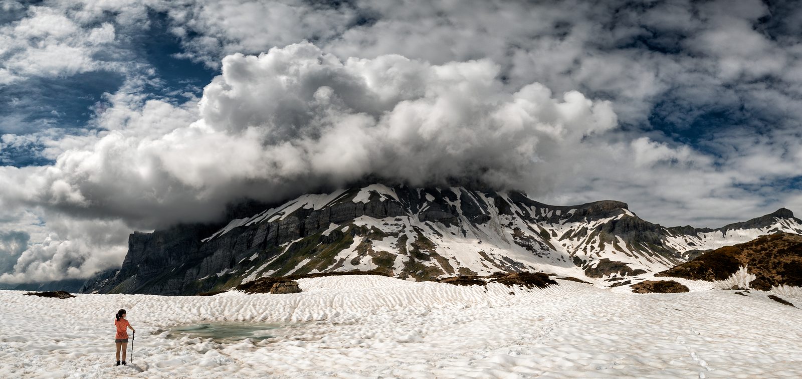 Gros nuage d’orage au-dessus des sommets enneigés.