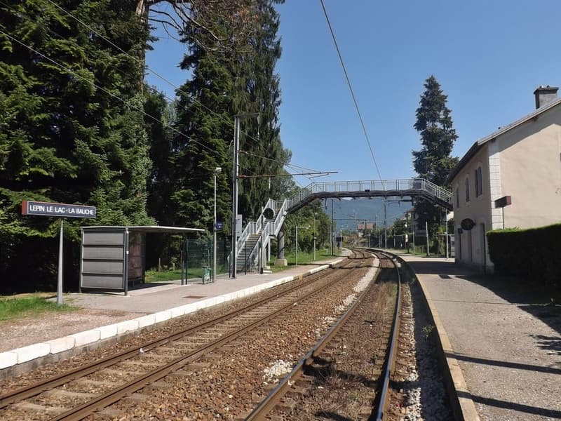 Les quais et les voies de la petite gare de Lépin-le-Lac