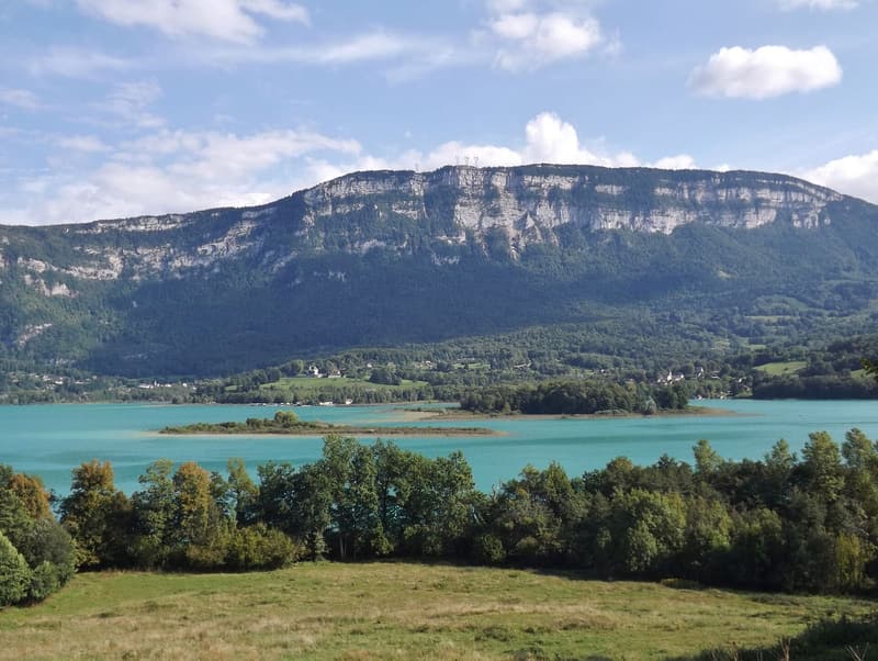 Le lac d’Aiguebelette, ses deux îles boisées et la chaîne de l’Épine