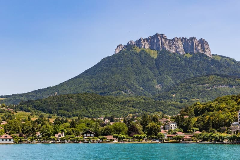 Les falaises des Dents de Lanfon au-dessus du lac et des maisons de la rive