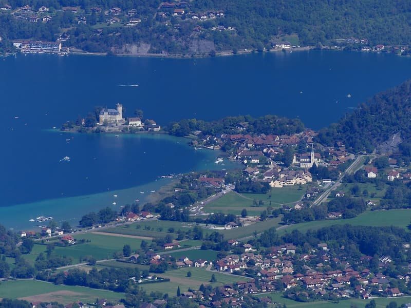 Le village de Duingt et son château au bord du lac, vus de très haut