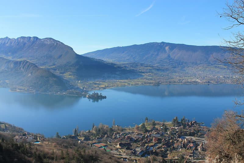 Le village de Talloires au bord du lac, avec Duingt et ses châteaux sur la rive d’en face