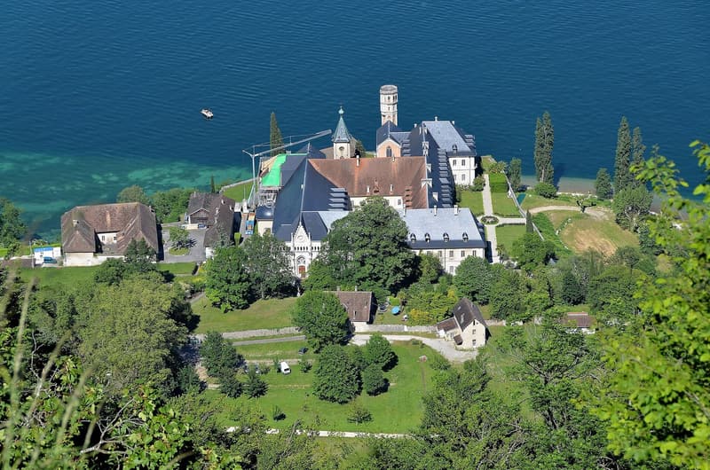 L’abbaye d’Hautecombe vue d’en haut, au bord du lac bleu