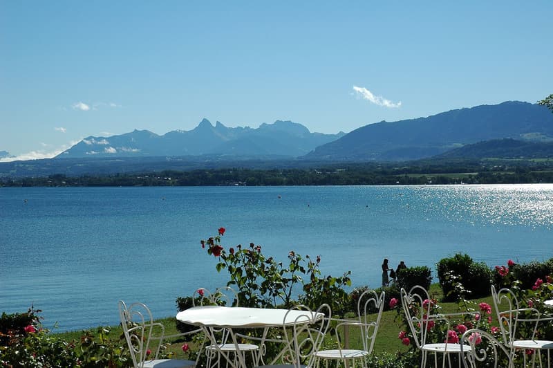 Le Léman bleu et, au fond, la silhouette pointue de la dent d’Oche
