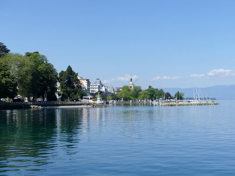 Les quais d’Évian-les-Bains au bord du Léman, eau calme et ciel bleu
