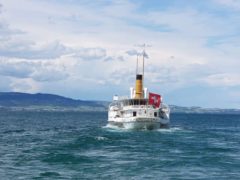 Un bateau à roues à aubes navigue sur le Léman