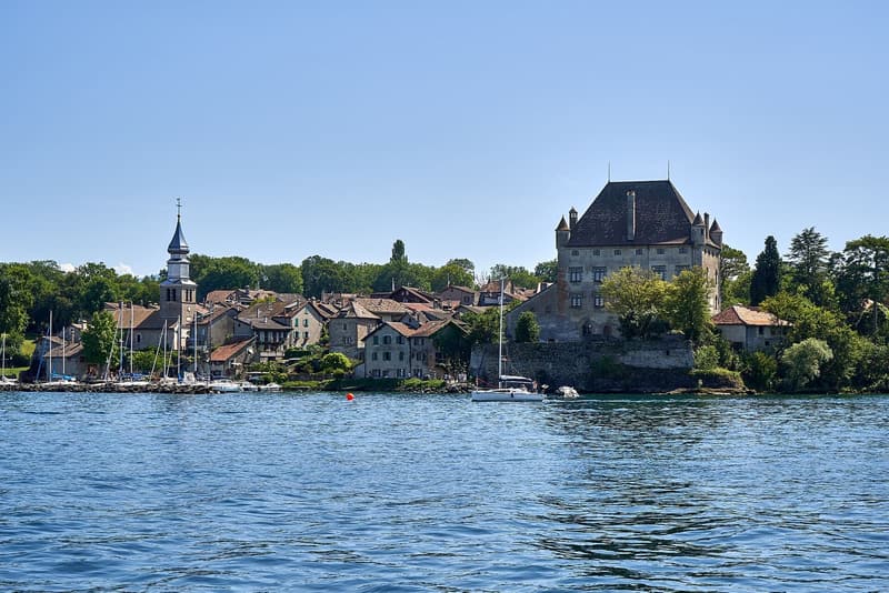Le village médiéval d’Yvoire et son château au bord du Léman, vus de l’eau