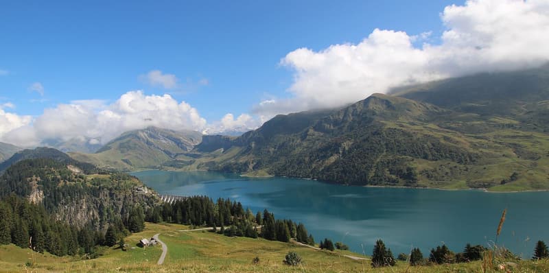 Le grand barrage en béton de Roselend et le lac