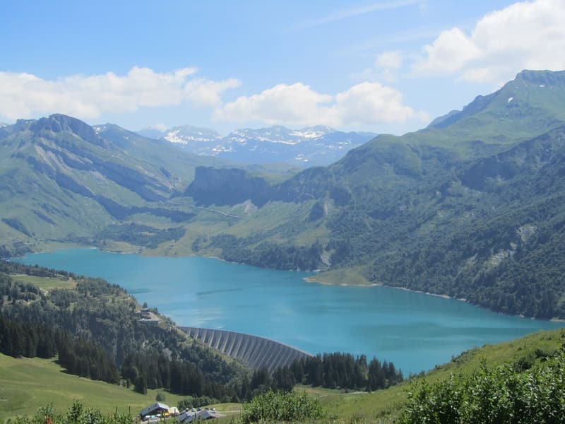 Le lac de Roselend entre forêts et montagnes, par beau temps